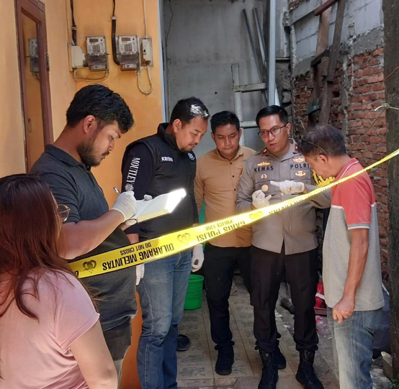 Jajara Polsek Ciputat Timur tengah melakuka olah TKP sebuah kontrakan tempat ditemukannya mayat.(dra)