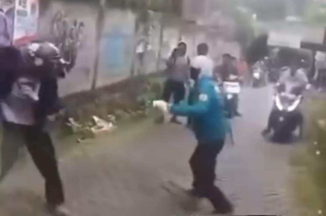 Empat Pelajar Saling Serang Pakai Pedang Cuplikan video tawuran pelajar di Jalan PDAM Rawa Buntu, kecamatan Serpong yang viral di media sosial.(Dra)