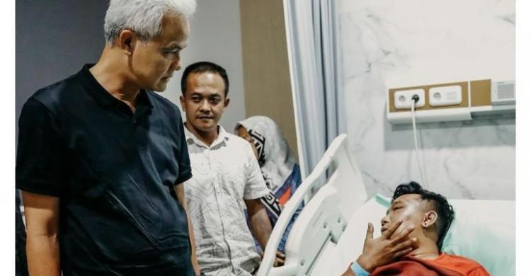 Ganjar Jenguk Relawan Dikeroyok Di Boyolali: Ada 7 Korban, Badan Memar, Bengkak, Gigi Patah Foto : Ist