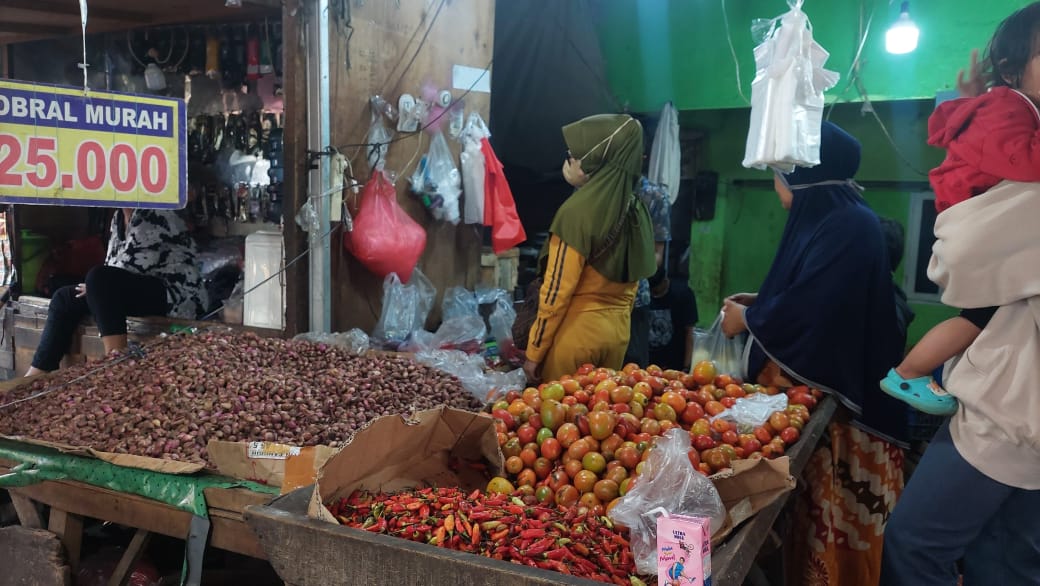 Harga tomat di Pasar Ciputat stabil. Begitu juga harga cabe.(mg2)