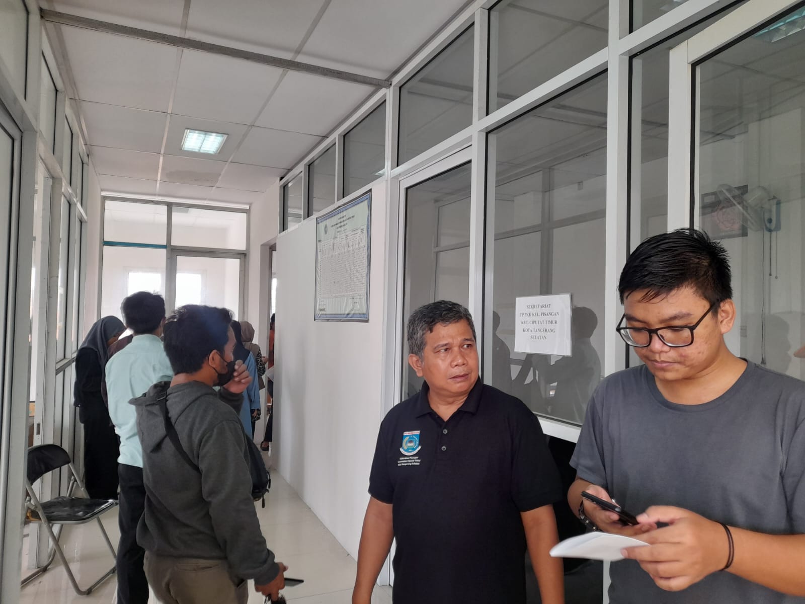 Hari Terakhir Pendaftaran Pindah Pemilih, Kantor Kelurahan Pisangan Dipadati Warga dan Mahasiswa Foto : Mg.Anwar