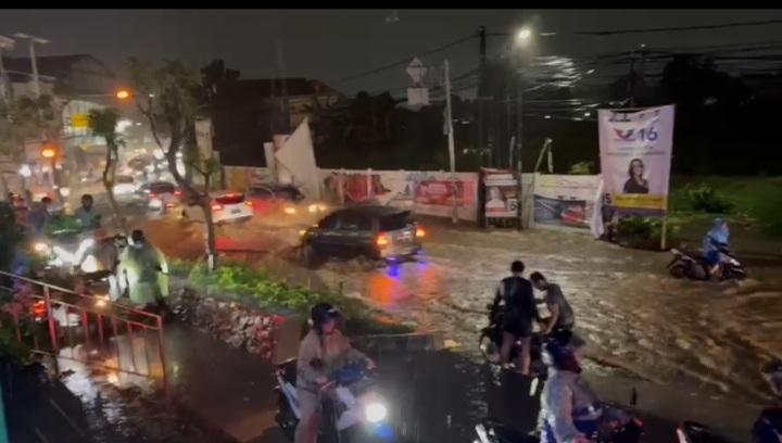 Hujan Deras Disertai Angin, Jalan Benda Raya Banjir Lagi Foto : Ist