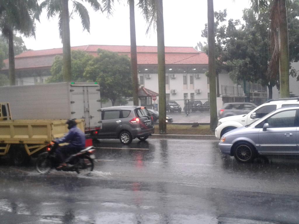 Hujan Sejak Pagi, BPBD Tangsel: Titik Rawan Banjir Masih Aman Foto : Ist