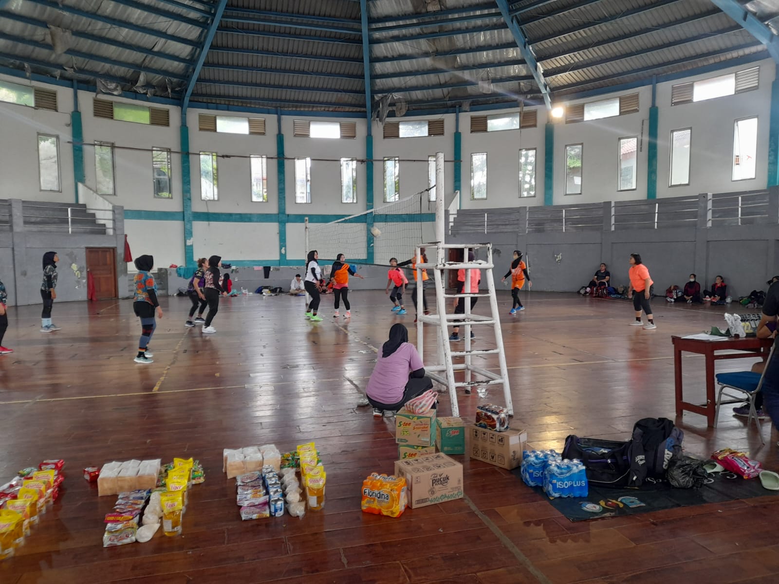 Ibu-ibu Warga Tangsel Ikuti Turnamen Voli Jumat Berkah di Gor Ciputat Foto : Mg.Anwar