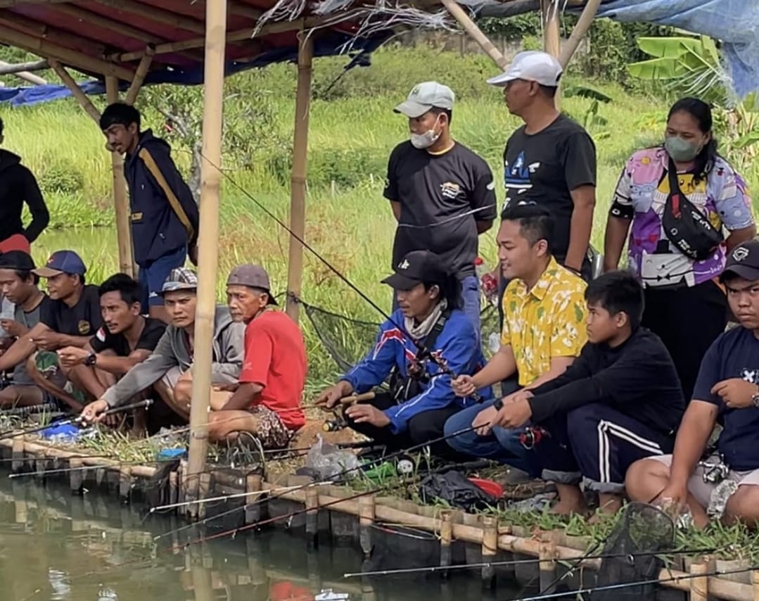 Intip Keseruan Rivo Derry Kumara Memancing Bareng Warga Buaran Timur Rivo Derry Kumara (baju kuning) bersama peserta lomba mancing. Foto : Ist