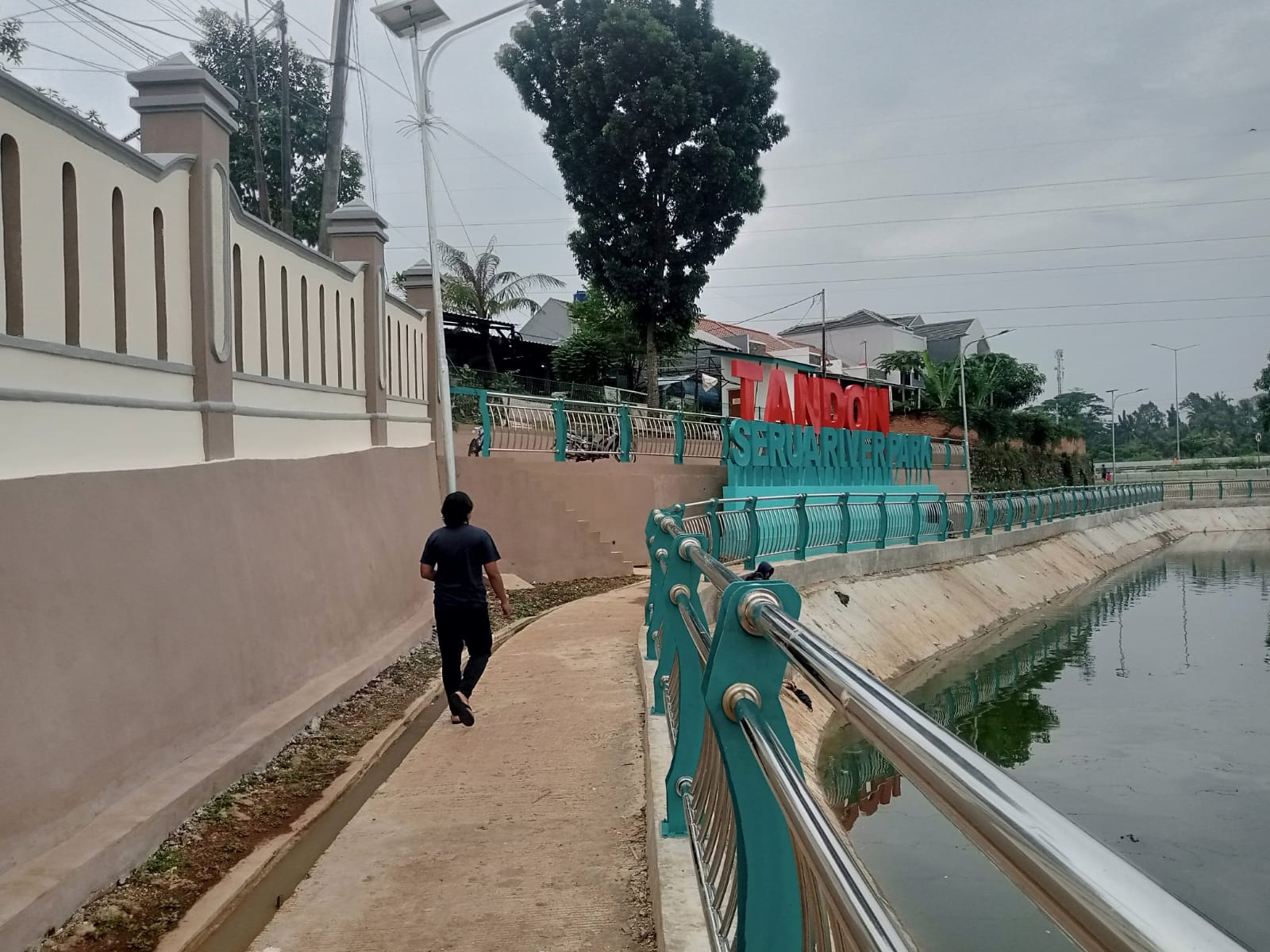 Tandon Serua River Park tak hanya dimanfaatkan sebagai penampungan air, tapi juga tempat warga beraktifitas.(mg.2)