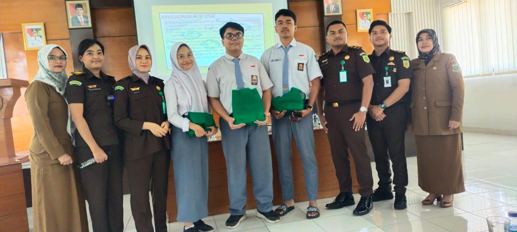 Jaksa Imbau Pelajar Tak Golput Di Pemilu 2024 Jaksa dari kejari Kota Tangsel tengah memberikan penyuluhan hukum kepada pelajar di SMAN 3 Kota Tangsel, Kecamatan Pamulang, Selasa (16/1).(Dra)