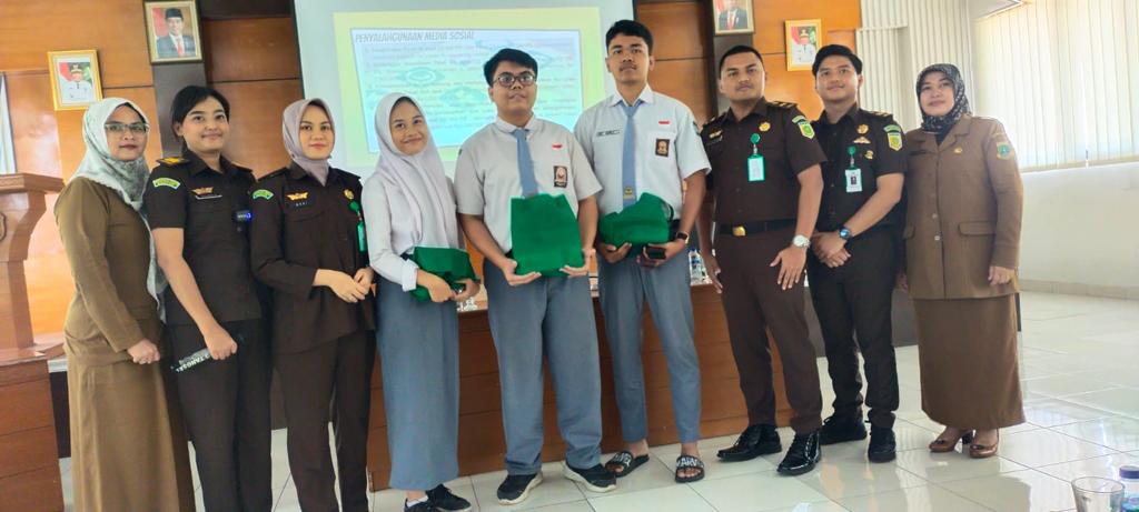 Jaksa dari kejari Kota Tangsel tengah memberikan penyuluhan hukum kepada pelajar di SMAN 3 Kota Tangsel, Kecamatan Pamulang, Selasa (16/1).(Dra)