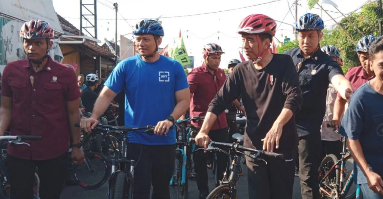 Jokowi Bersama AHY Gowes Bareng Dan Sarapan Di Gudeg Yu Djum Foto : Setpres