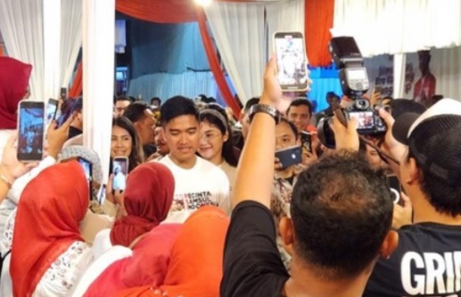 Kaesang Nobar Bersama Warga di Ciputat Timur, Dipeluk Ibu-ibu Grogi Foto : Ist