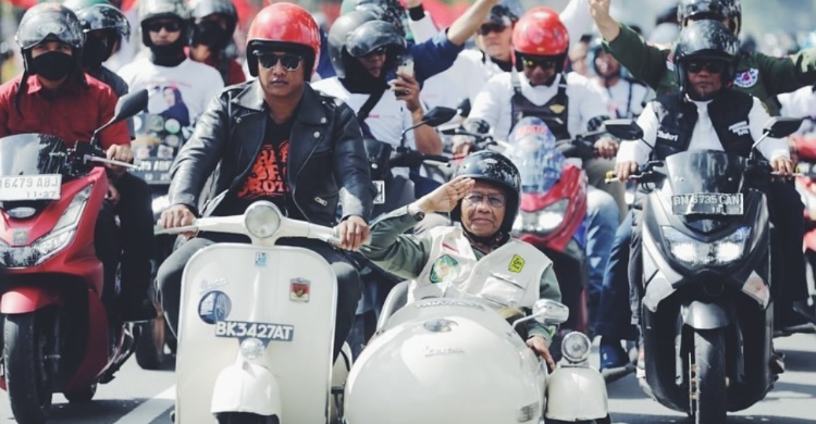 Kampanye Di Pekanbaru Naik Vespa Tandem Pakai Jaket Bomber, Mahfud: Asyik dan Seru! Foto : Ist
