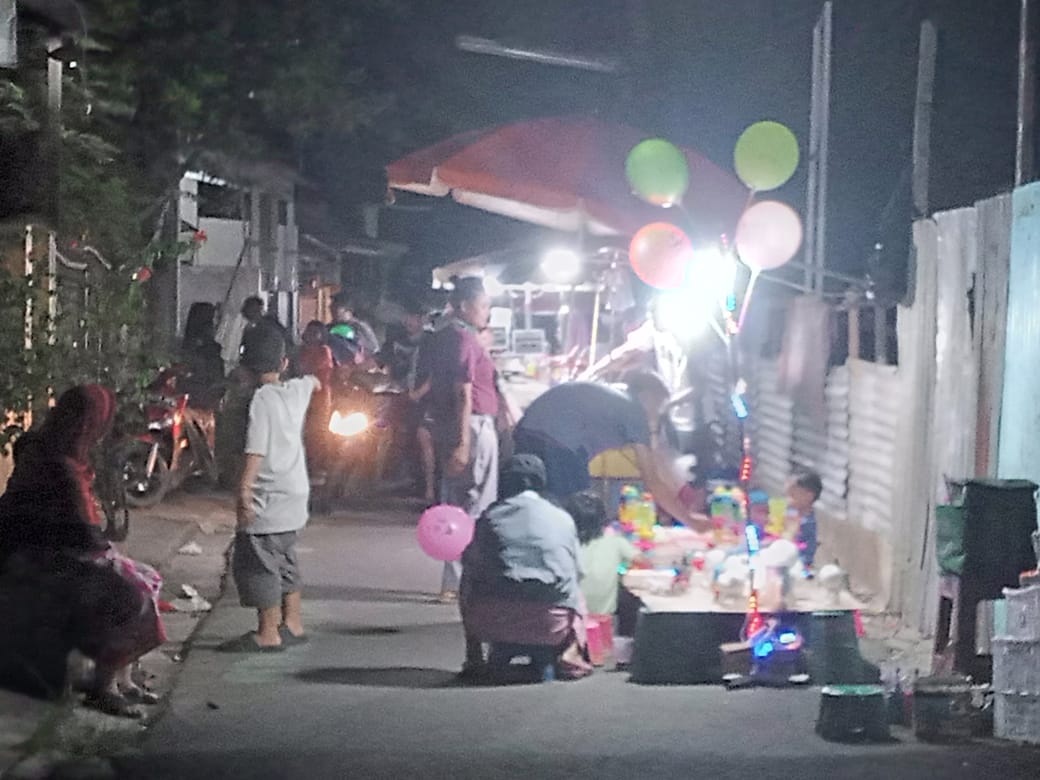 Karang Taruna RW 04 Cempaka Putih Gelar Pasar Malam, Ajang Silaturahmi dan Pemberdayaan UMKM Foto : Mg.Rizky
