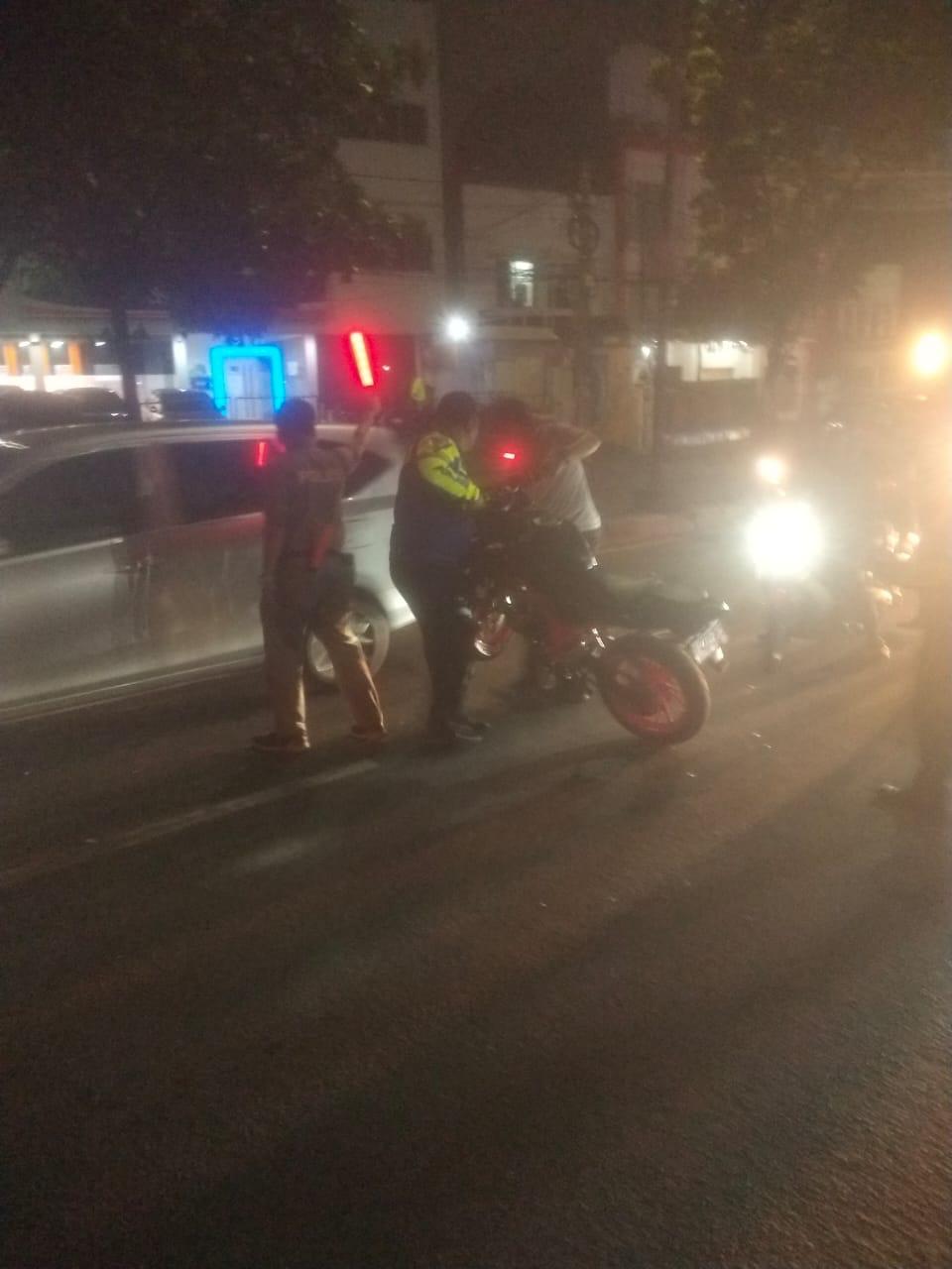 Kebut-kebutan, Dua Pengendara Bersenggolan, Keduanya Meninggal Lokasi Kecelakaan di jalan Ir Juanda, Kelurahan Rempoa, kecamatan Ciputat Timur. Akiat kecelakaan itu dua pengendara motor tewas di tempat.