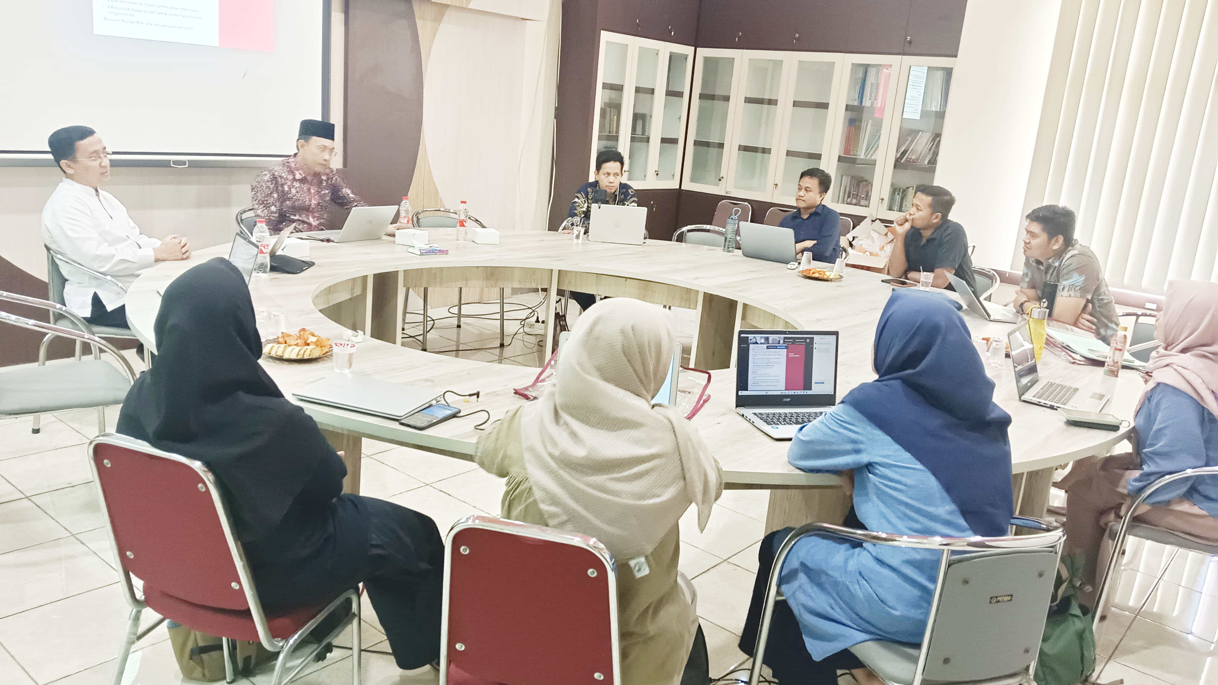 Klub Riset Bildung Bedah Penulisan Tesis & Review Progres Penelitian Klub riset Bildung melakukan diskusi. (mg1)