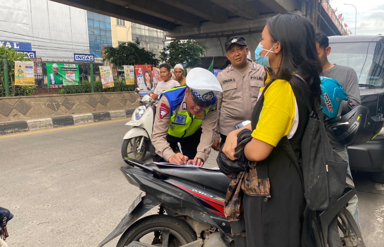 Polsek Ciputat Timur tilang para pelanggar lalu lintas di bawah Fltover Ciputat, yang melawan arah.(dra)