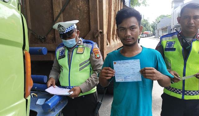 Langgar Jam Operasional, 58 Truk Terjaring Razia Foto : Ist