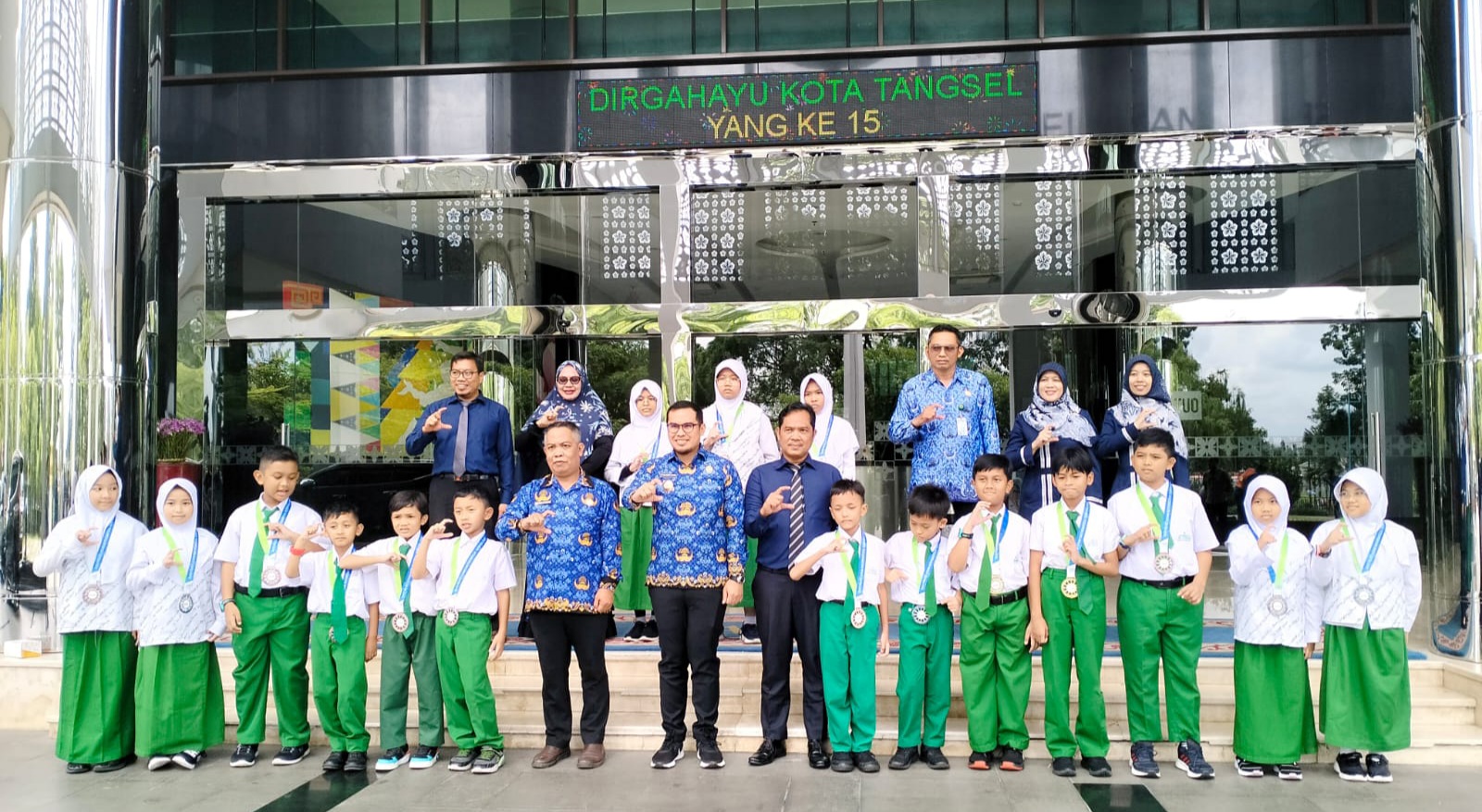 Membanggakan! 16 Siswa SD Al-Azhar BSD Tangsel Ikut Olimpiade Matematika Tingkat Internasional di Singapura Foto : ist