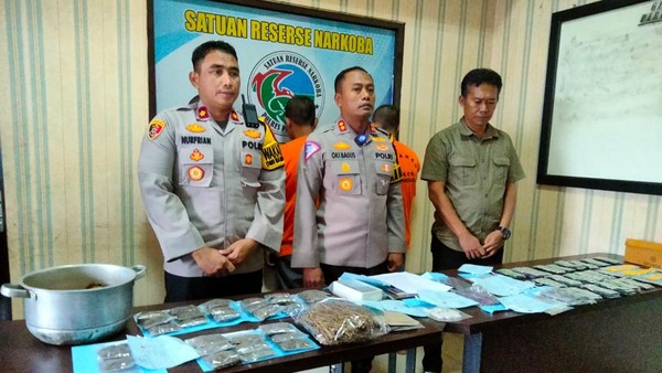 Memiliki Ribuan Obat Keras Ilegal, Dua Pria di Pandeglang Ditangkap Polisi Foto : Ist