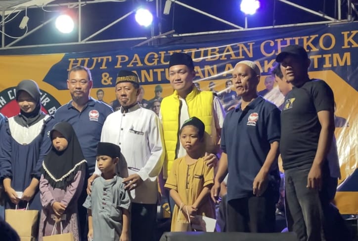 Mengawali Tahun 2024, Rivo Kumara Berbagi Santunan dengan Anak Yatim Nampak Rivo Kumara saat memberikan santunan. Foto : Ist