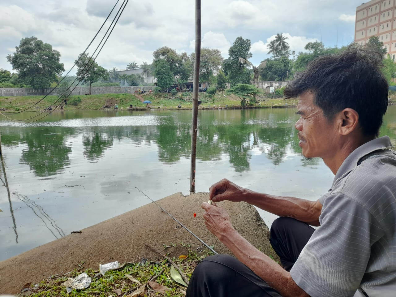 Mengisi Waktu Luang, Mancing di Situ Gintung Foto : Mg.Anwar
