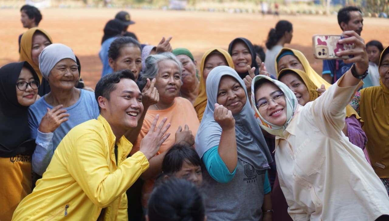 Visi Misi Caleg Golkar di Tangsel Rivo bersama masyarakat Serpong Utara, saat event pertandingan (pertandingan Bola) Rivo Cup, di Jelupang, (28/10/2023). Tampak hadir Airin Rachmi Diany, tokoh Golkar Banten. Foto : Ist