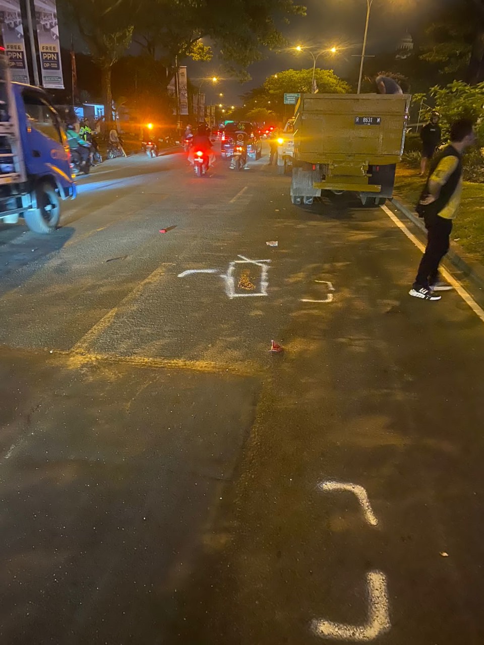 Pemotor Tewas Tertabrak Truk di Jalan Pahlawan Seribu Lokasi kejadian Kecelakaan lalu lintas di Jalan Pahlawan Seribu, Lengkong Gudang, Kecamatan Serpong. Satu korban tewas akibat Kecelakaan itu.(dra)