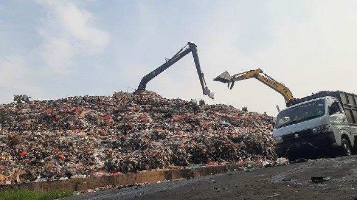 Perayaan Malam Tahun Baru, Sampah Bertambah 90 Ton Malam tahun baru di Kota Tangsel menghasilan sampah sebanyak 90 ton.(dra)