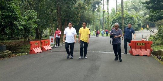 Perdebatan Tentang Netralitas Jelang Pilpres 2024 Jalan pagi bersama Presiden Jokowi dan Ketum Golkar Airlangga Hartarto. Foto : Setpres