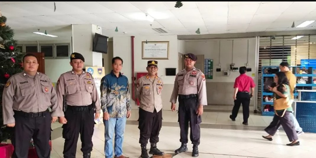 Personel Polres Tangerang Selatan (Tangsel) gelar penjagaan dan pengamanan rumah ibadah di Gereja yang ada di Jalan Kelapa Puan Raya, Pakulonan Barat, Kelapa Dua, Kabupaten Tangerang, Senin (1/1).(dra)