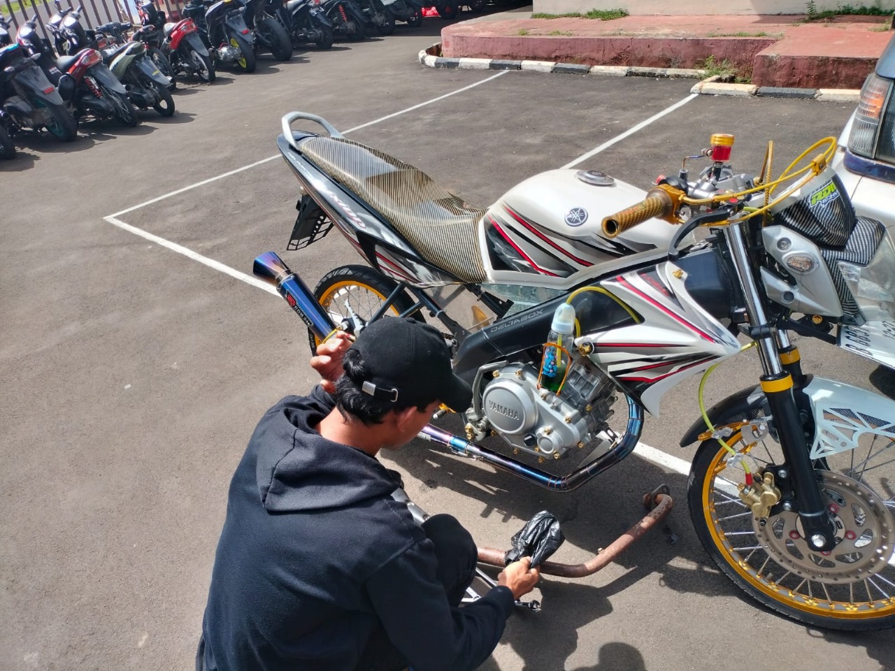 Polsek Pondok Aren Jaring 27 Motor Knalpot Brong Polsek PONDOK Aren melakikan Razia dan penindakan kepada pemuda yang mengendarai sepeda motor kenalpot brong. Hal itu dilakukan karena terindikasi balap liar.(dra)