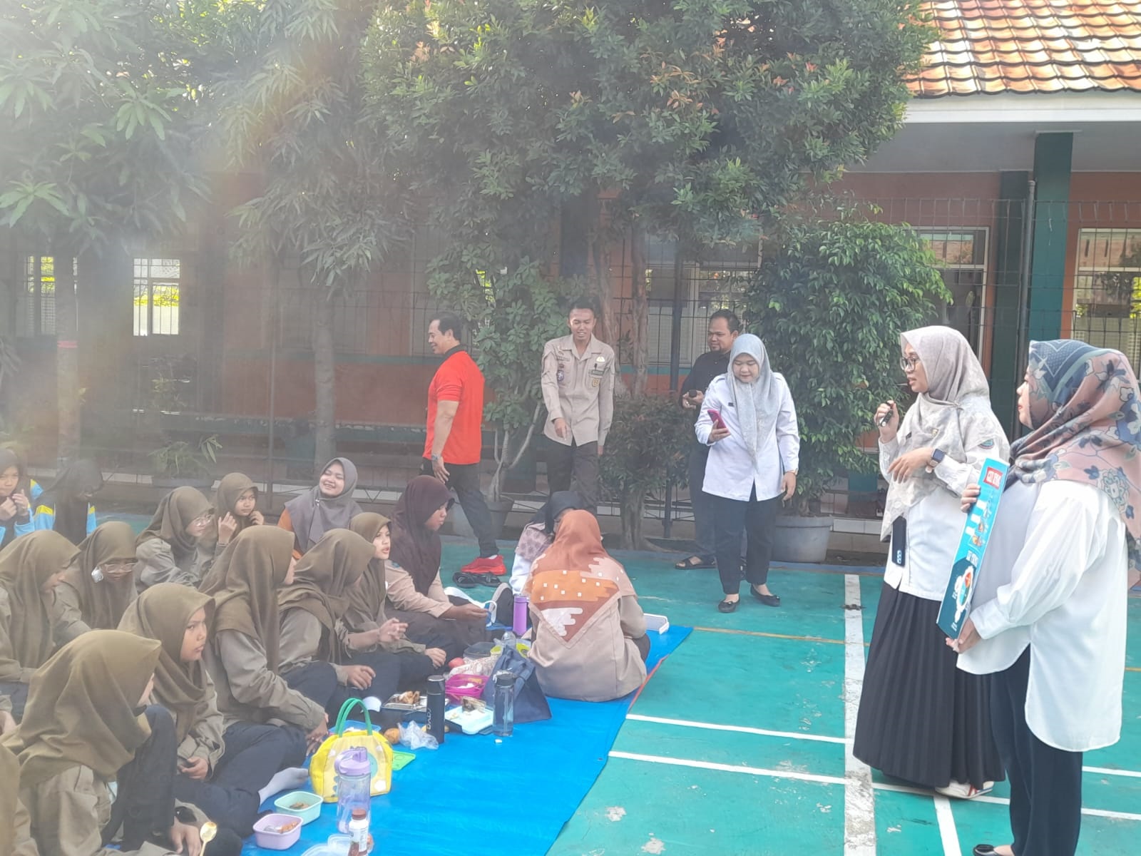 Puskesmas Cireundeu Sambangi SMP Islam Ruhama Kepala Puskesmas Cirendeu dan jajaran berkunjung ke SMP Islam Ruhama.(mg.1)