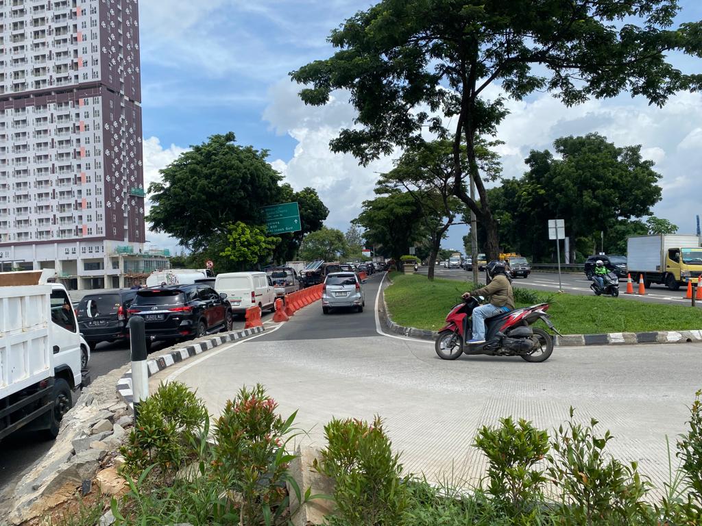 Suana putaran balik Rawa Buntu yang baru saja dibangun berdampak kepada kemacetan jalan.(dra)