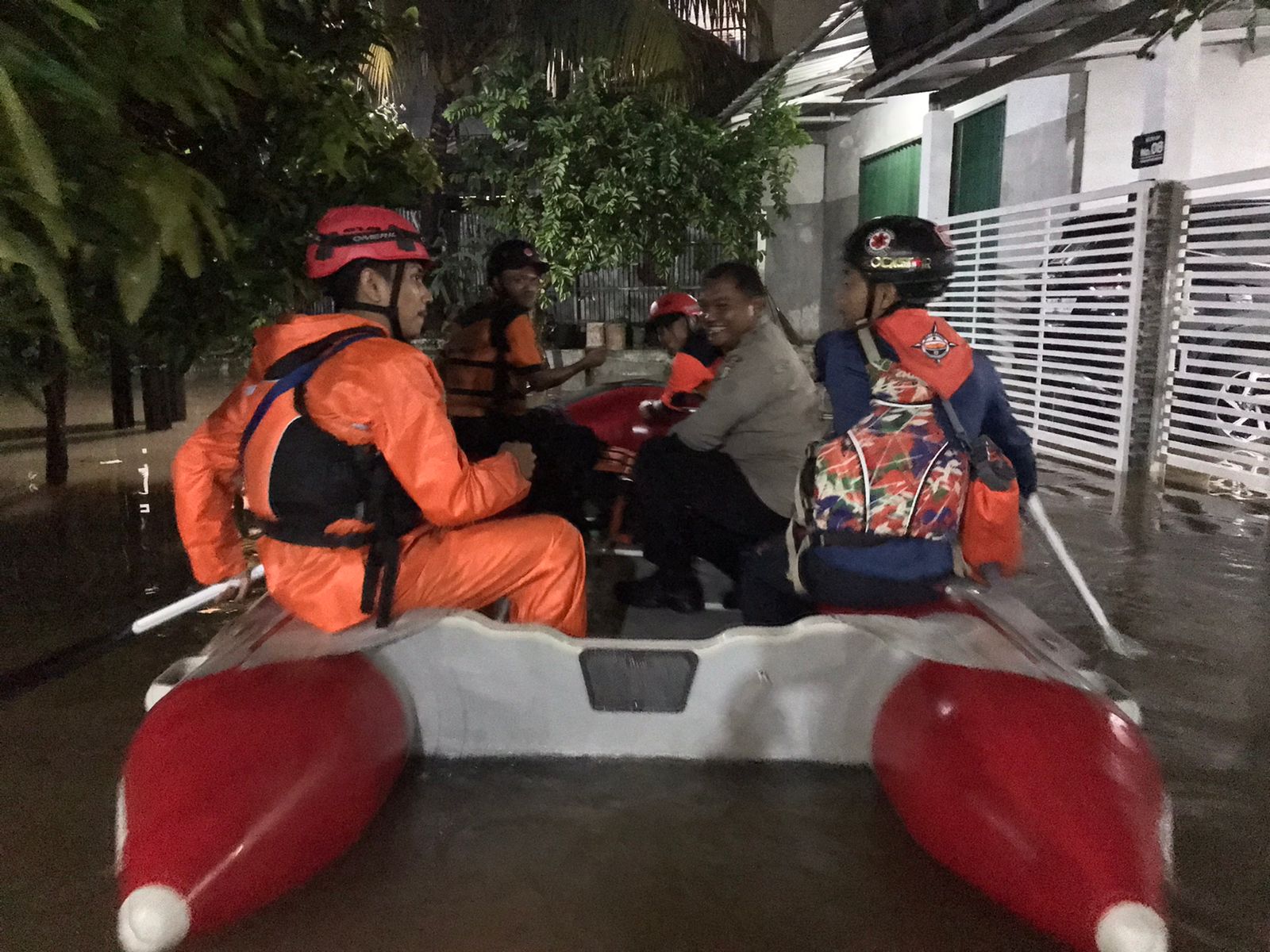 Ratusan Warga Terdampak, 10 Titik di Tangsel Masih Direndam Banjir Foto : Ist