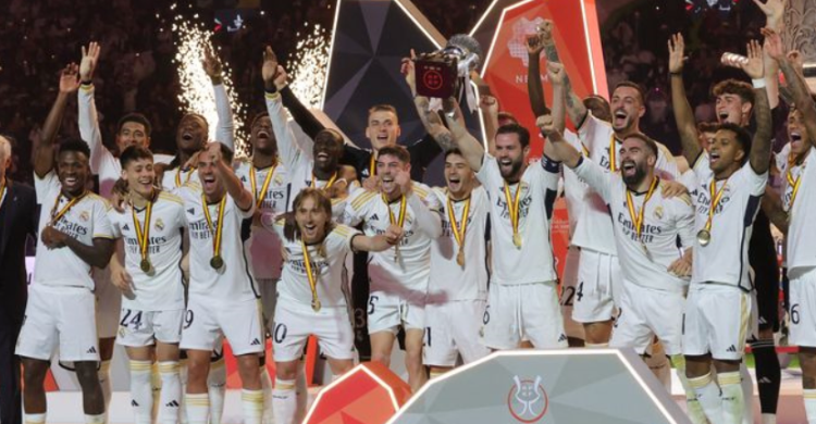 Real Madrid Juara Piala Supercopa, Bekuk Barcelona 4-1 Selebrasi skuad Resp Madrid usai menggondol Piala Supercopa. Foto : Ist
