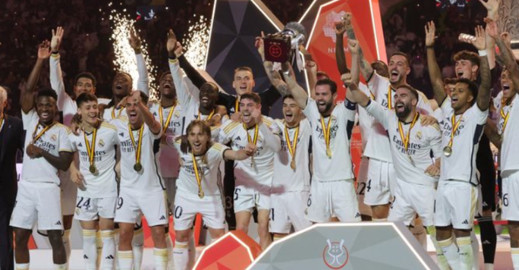 Selebrasi skuad Resp Madrid usai menggondol Piala Supercopa. Foto : Ist