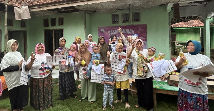 Relawan Srikandi Ganjar Gelar Pasar Sembako Murah Di Lebak Banten Foto : Ist