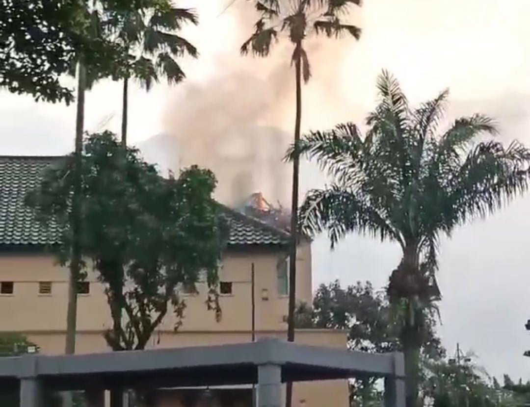 Sambaran Petir Picu Kobaran Api, Atap Sport Center Villa Dago Pamulang Terbakar Foto : Ist