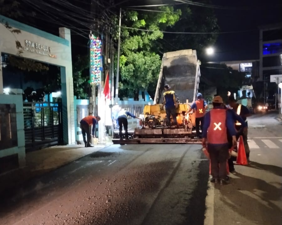 Sempat Rusak Berpasir saat Baru Diaspal, Jalan Benda Raya Pamulang Kembali Diperbaiki Foto : Ist