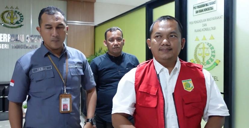 Setelah Buron 1 Tahun, Penipu Jual Beli Rumah Ditangkap Jaksa Kajari Tangsel berhasil menangkap terpidana kasus penipuan jual beli rumah yang telah kabur hampir satu tahun.(dra)