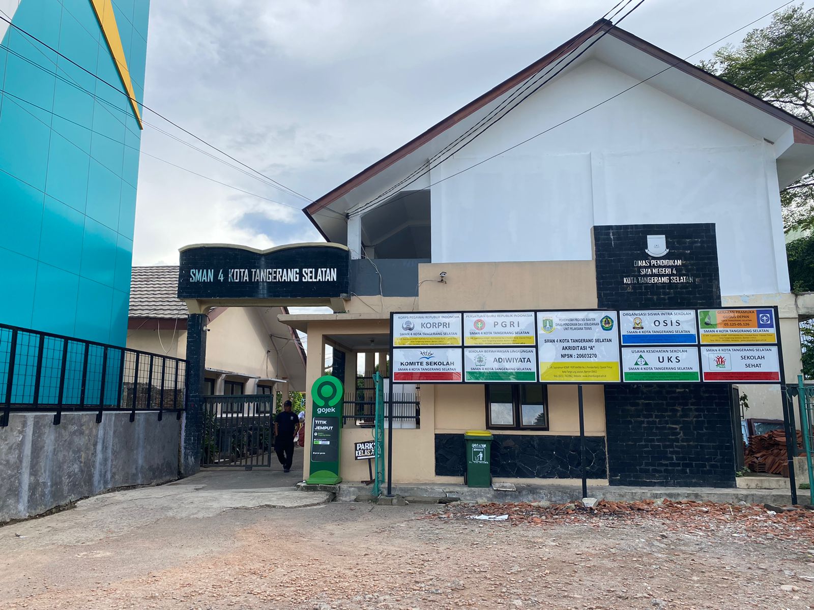 Siswi SMAN 4 Korban Bullying Tetap Sekolah Seperti Biasa Pihak SMAN4 Kota Tangsel sangat menyayangkan kejadian perundungan yang menimpa siswinya, hingga kini ramai dibcarakan.(dra)