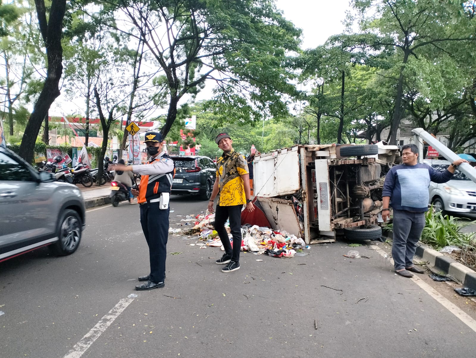 Sopir Mengantuk, Armada Pengangkut Sampah Terguling di Ciater Serpong Mobil armada pengangkut sampah terguling di Jalan Ciater Raya, Rawa Mekar Jaya, Serpong, Tangerang Selatan (Tangsel), Kamis (11/1/2024). (tangselpos.id/rmn)
