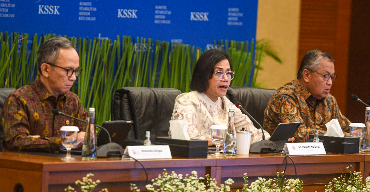 Menkeu Sri Mulyani (tengah) saat memberikan keterangan pers. Foto ; Ist