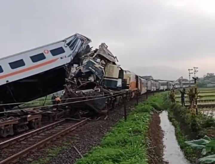Tabrakan KA Turangga-Commuterline Bandung Foto : Ist
