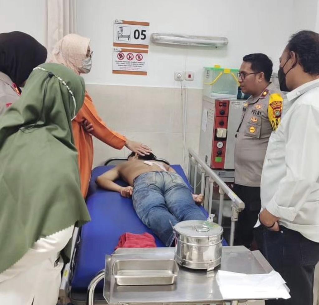 Tawuran Di Cireundeu, Satu Pemuda Kena Bacok Polisi tengah melakukan penyelidikan. Terhadap kasus tawuran di Ciputat Timur. Korban alami luka bacok di bagian punggung.(dra)