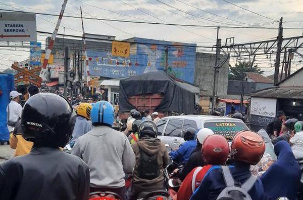 Truk Bermasalah Sebabkan Kemacetan di Pelintasan Rel Stasiun Serpong Foto : Ist