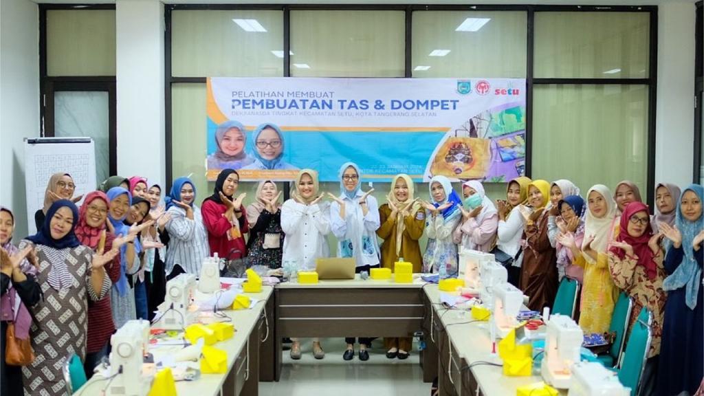 Tumbuhkan Jiwa Wirausaha, Dekranasda Gelar Pelatihan Membuat Tas Untuk Warga Setu Foto : Ist