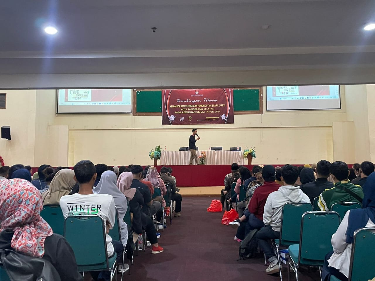 Usai Dilantik, 4.347 Anggota KPPS Kecamatan Ciputat Ikuti Bimtek Foto : Mg.Rizki