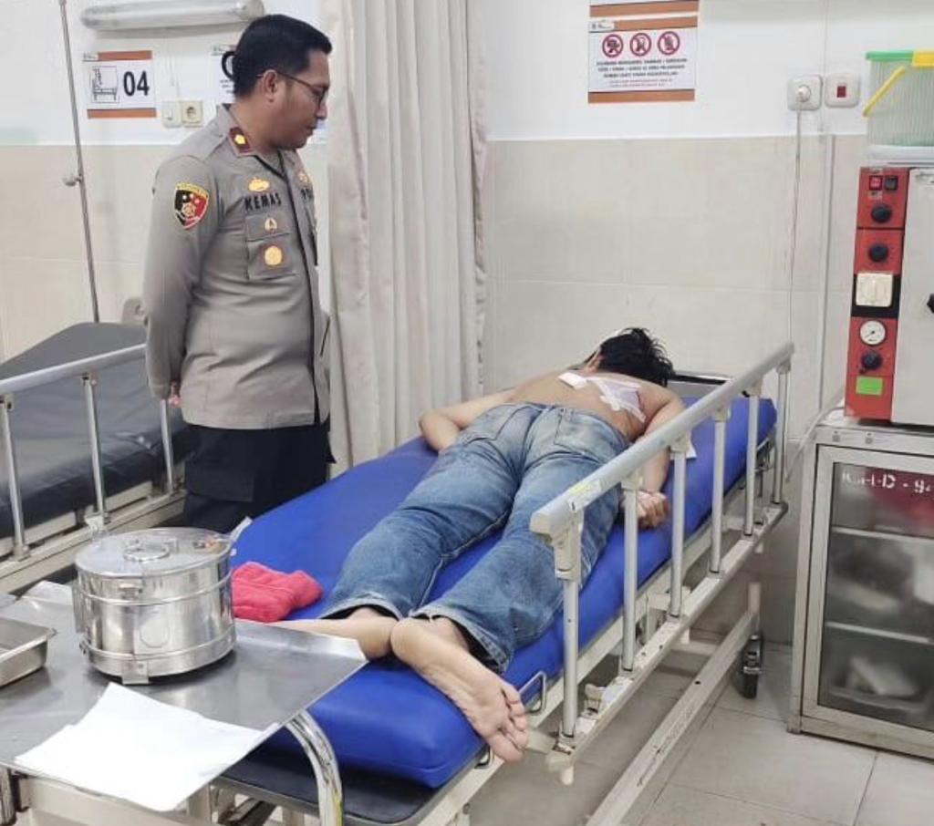 Usut Tawuran Di Cireundeu, Polisi Butuh Keterangan Korban Kapolsek Ciputat Timur Kemas Arifin saat menjenguk korban tawuran di Cirendeu, Kecamatan Ciputat Timur.(dra)