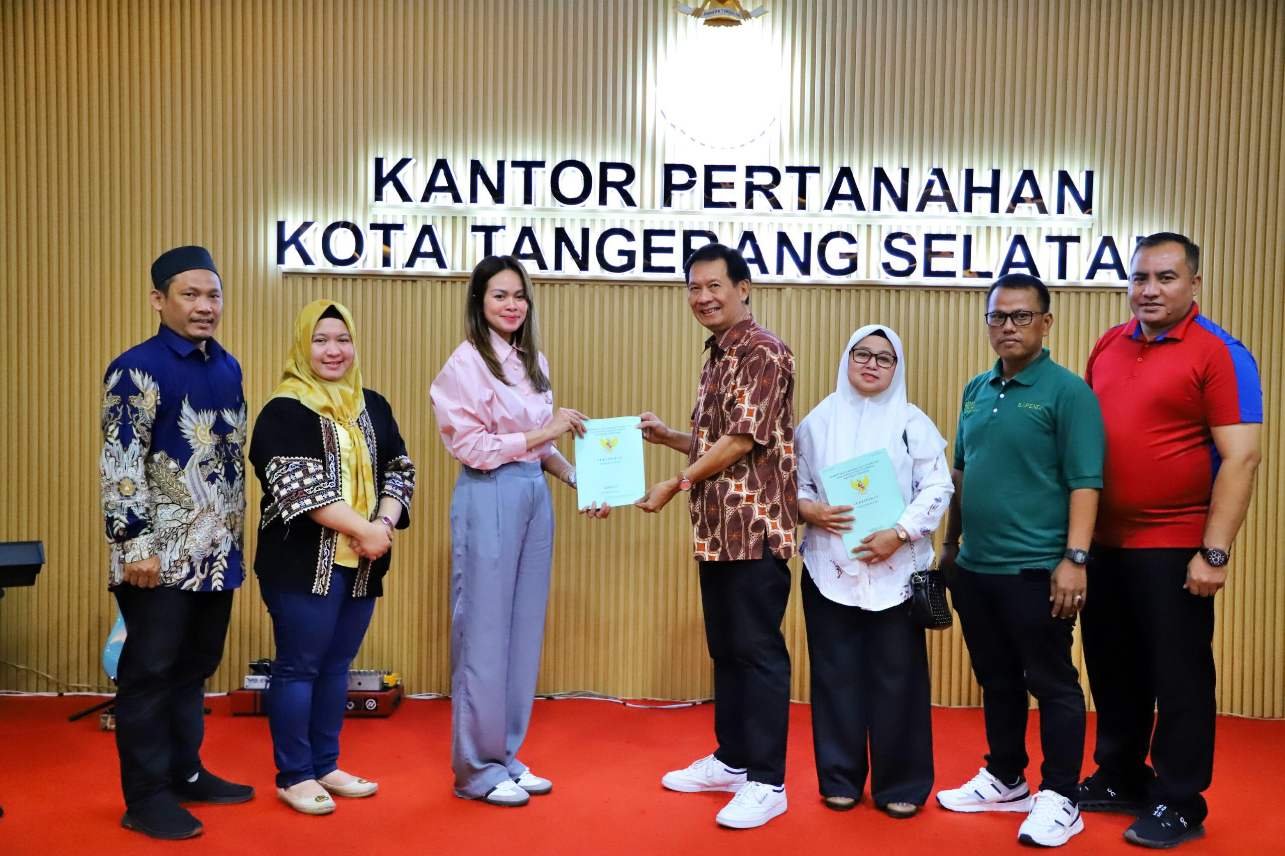 Kantor Pertanahan Kota Tangerang Selatan (Kantah Kota Tangsel) membagikan Sertifikat PTSL 2023.(dra)