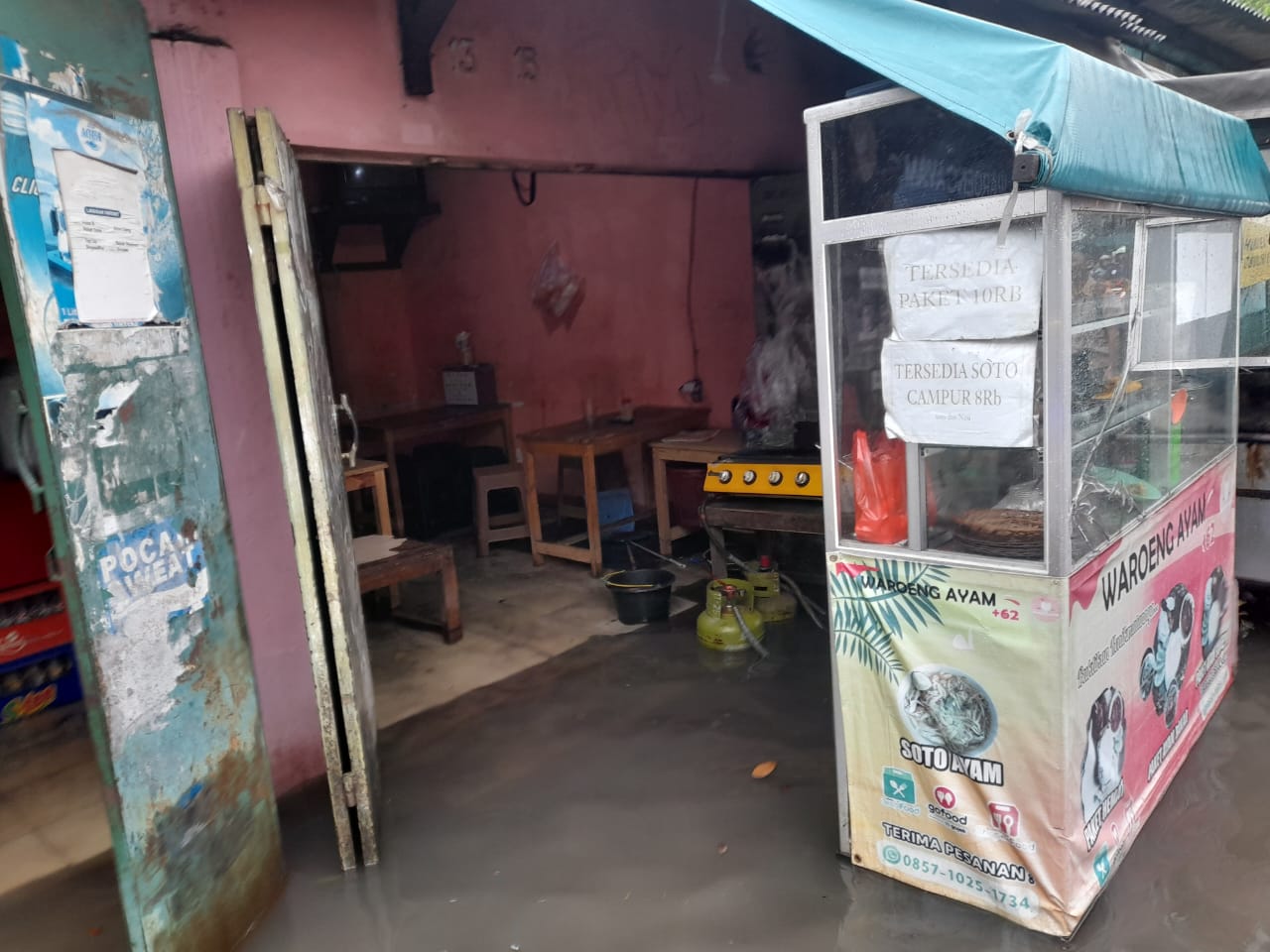 Warung Pedagang Ayam Bakar di Pisangan Ciputat Kebanjiran Foto : Mg.Anwar